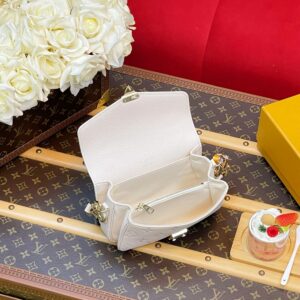 Louis Vuitton Metis East West M25682