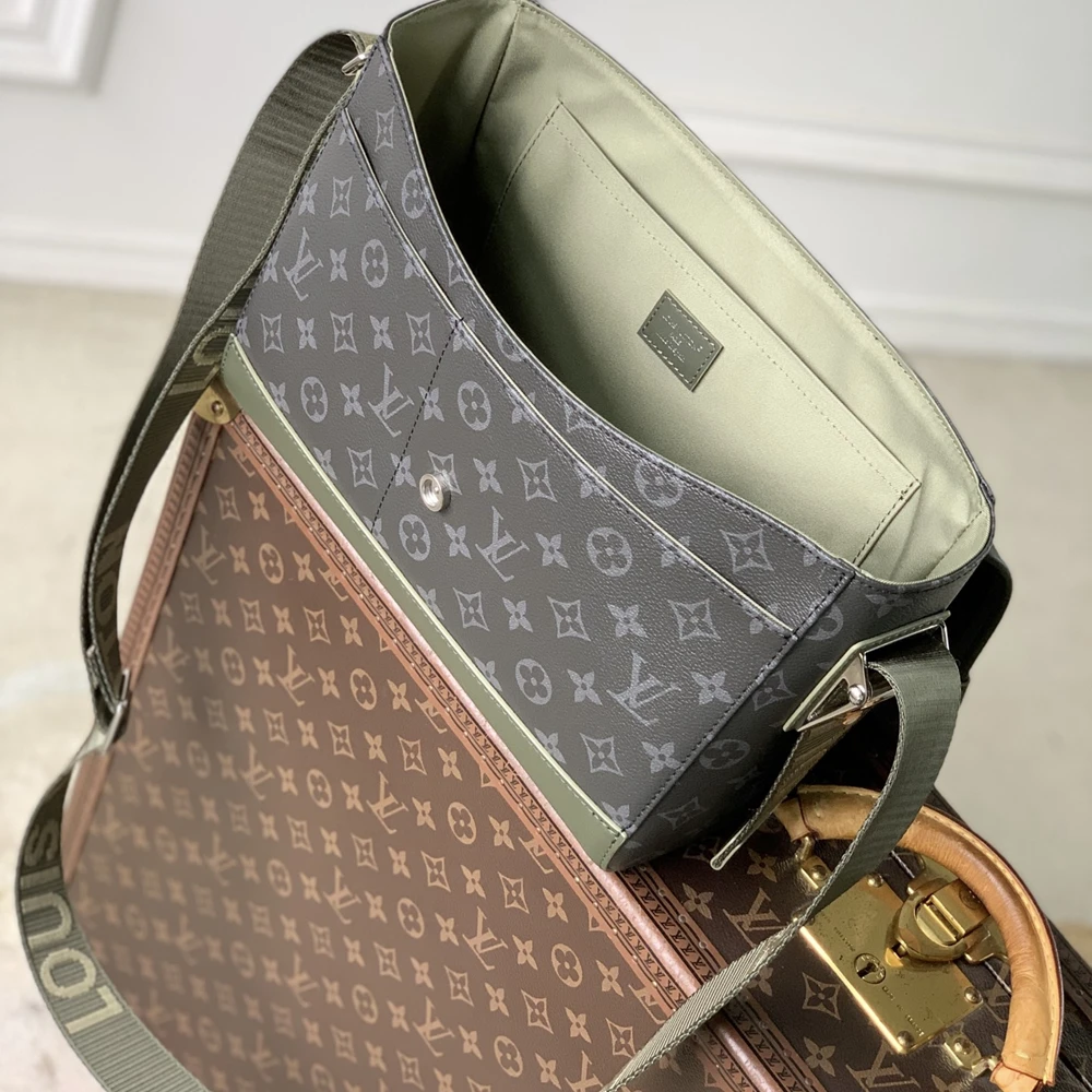 Louis Vuitton Courrier M28629 – Monogram Eclipse Messenger Bag - Ảnh 3